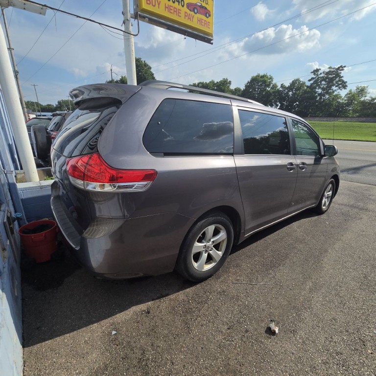 2011 Toyota Sienna Image 4