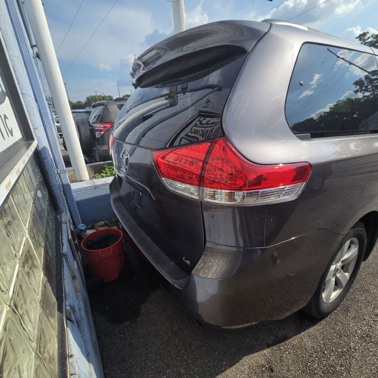 2011 Toyota Sienna Image 5