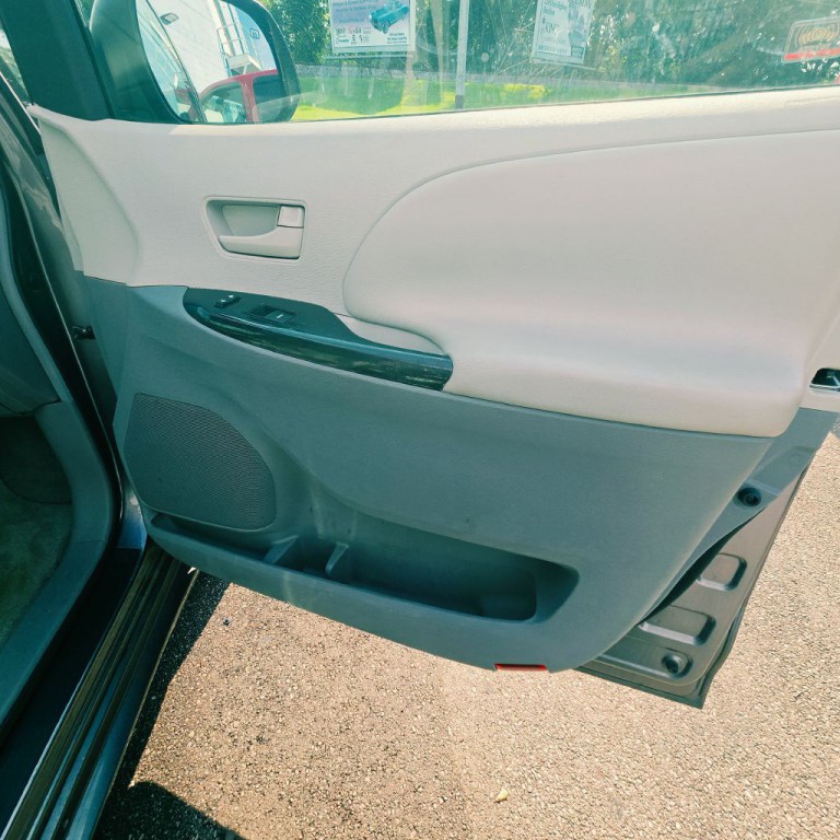 2011 Toyota Sienna Image 7