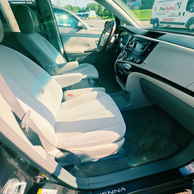 2011 Toyota Sienna Image 8