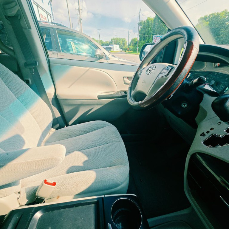 2011 Toyota Sienna Image 9