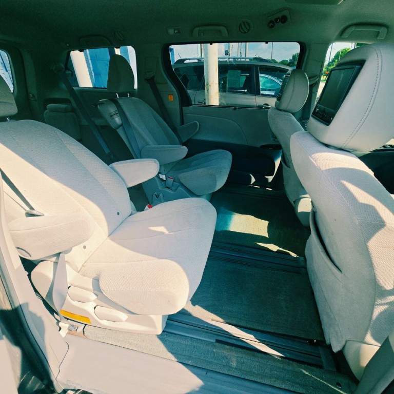 2011 Toyota Sienna Image 10