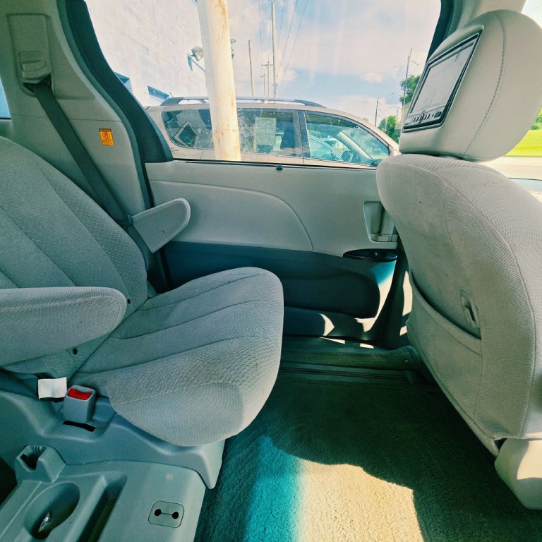 2011 Toyota Sienna Image 11