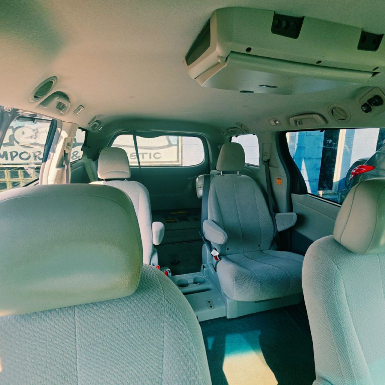 2011 Toyota Sienna Image 13