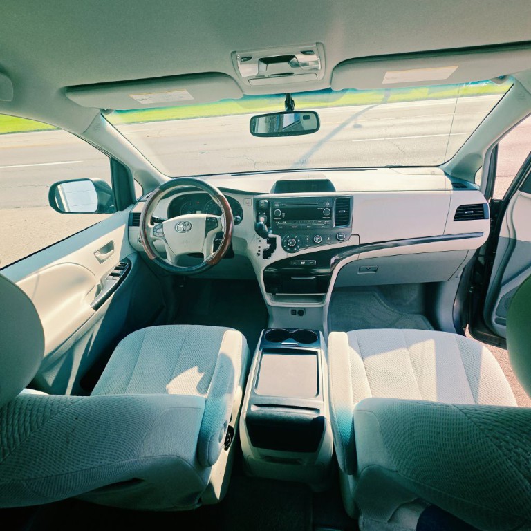 2011 Toyota Sienna Image 14