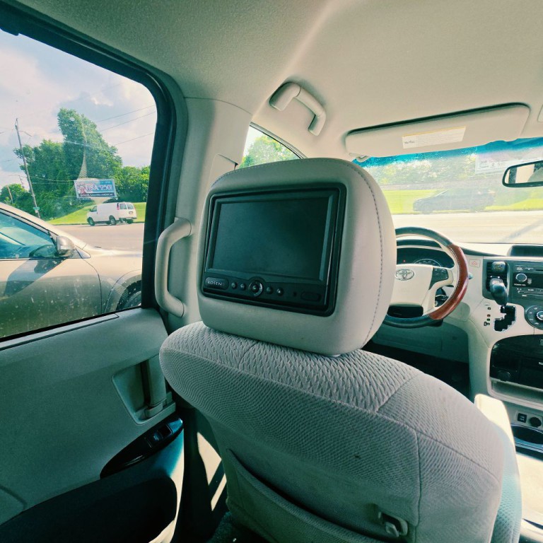 2011 Toyota Sienna Image 17