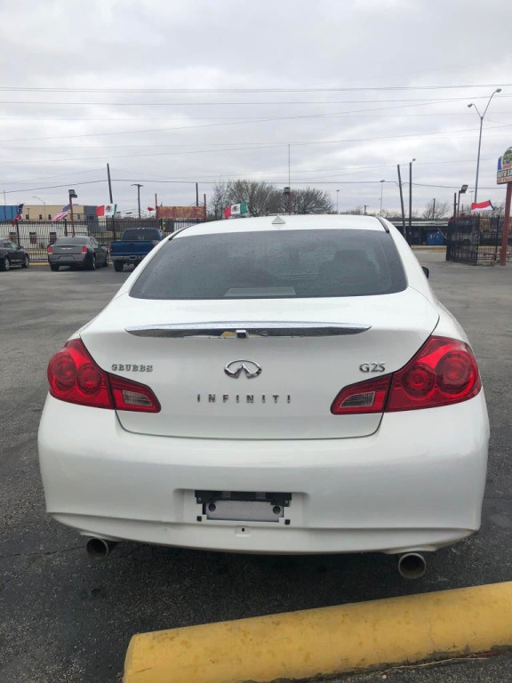 2011 INFINITI G25 Image 4