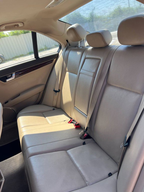 2010 Mercedes-Benz C-Class Image 9