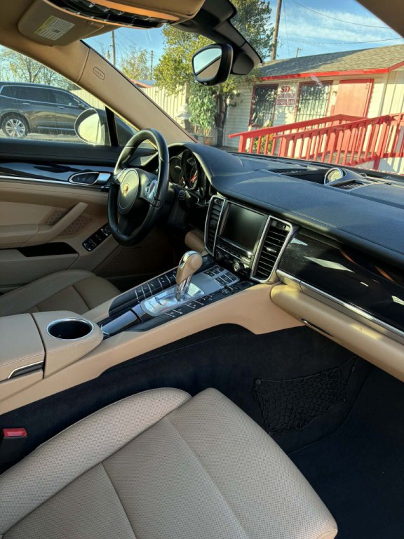 2016 Porsche Panamera Image 9