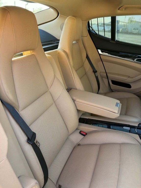 2016 Porsche Panamera Image 12