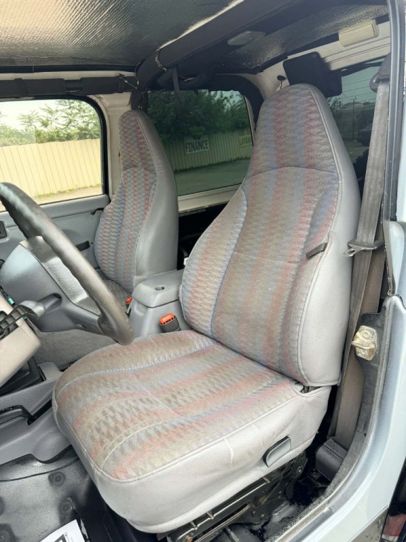 1998 Jeep Wrangler Image 11