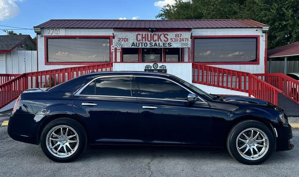 2011 Chrysler 300 Image 3