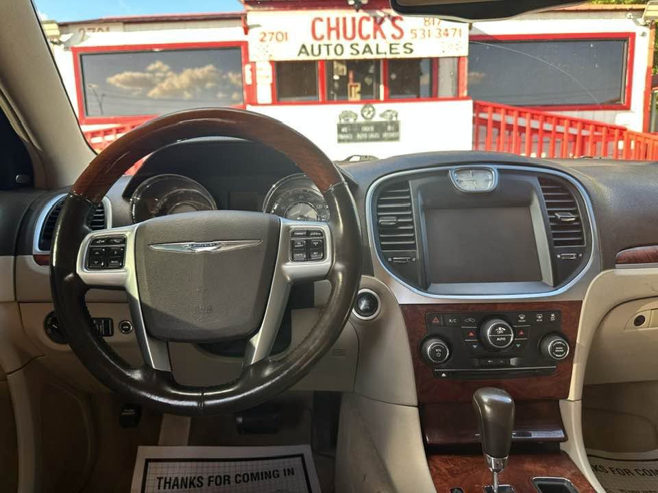 2011 Chrysler 300 Image 6
