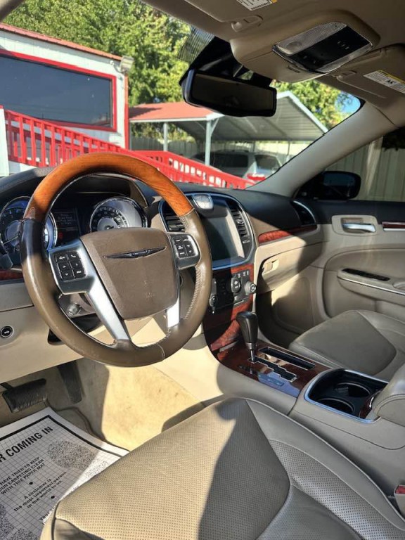 2011 Chrysler 300 Image 7