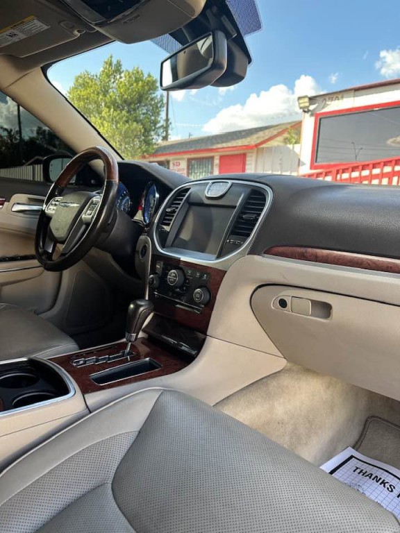 2011 Chrysler 300 Image 9