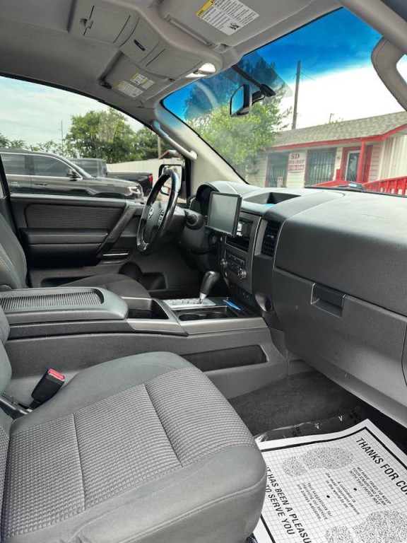 2010 Nissan Titan Image 11