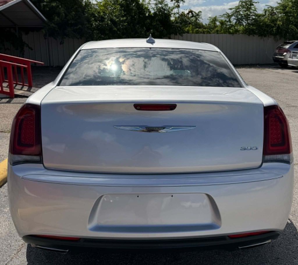 2020 Chrysler 300 Image 4