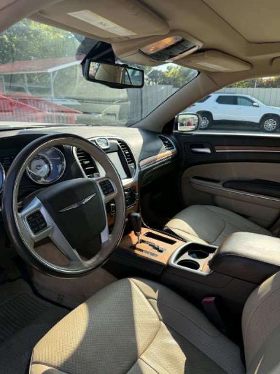 2012 Chrysler 300 Image 7