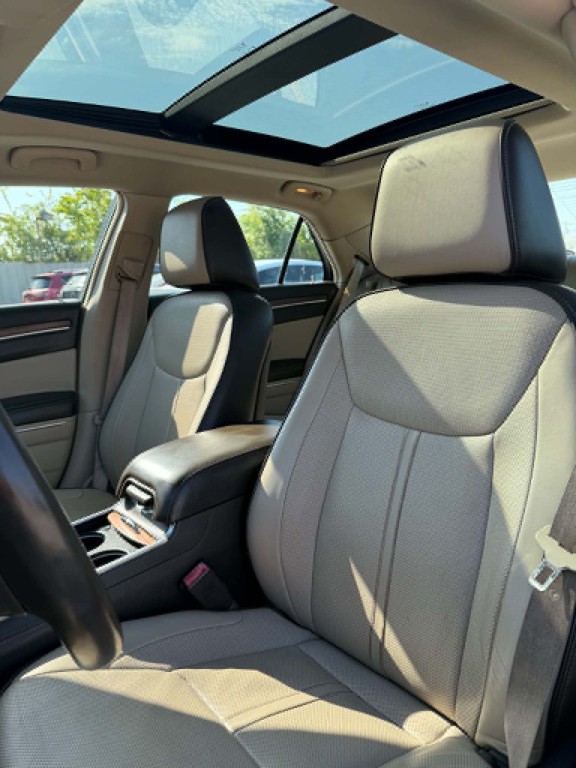 2012 Chrysler 300 Image 8