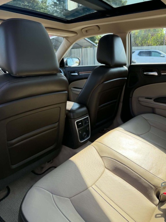 2012 Chrysler 300 Image 11
