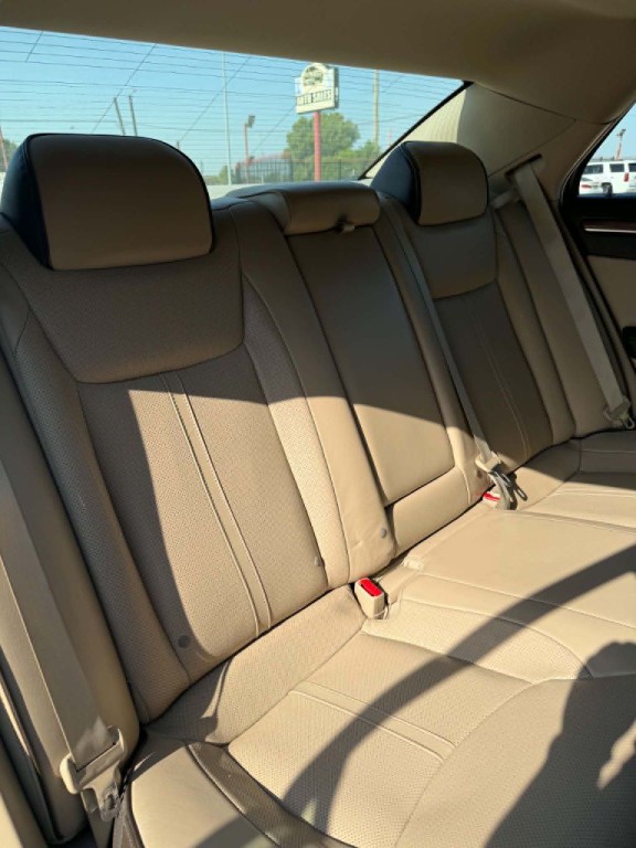 2012 Chrysler 300 Image 12