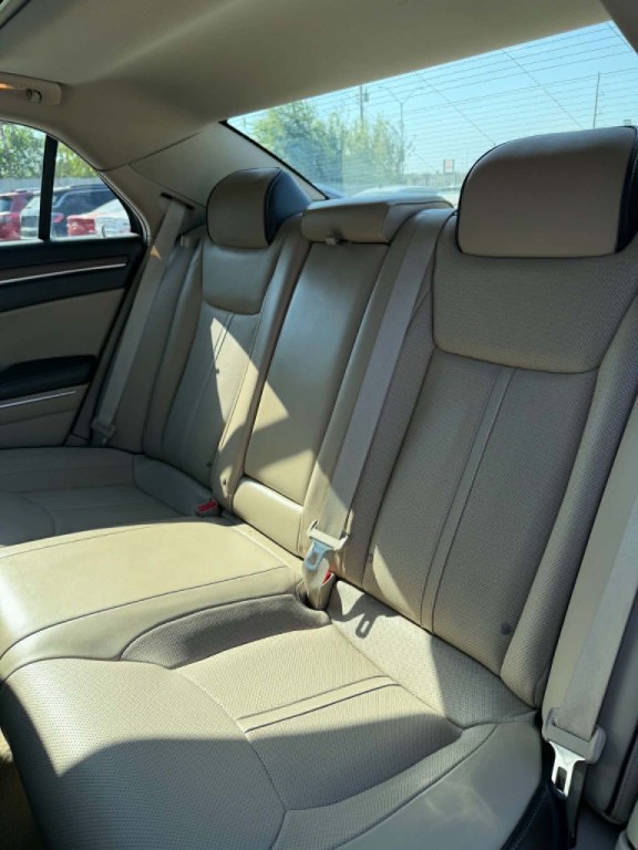 2012 Chrysler 300 Image 13