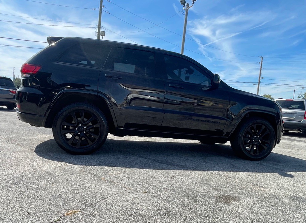 2017 Jeep Grand Cherokee Image 2