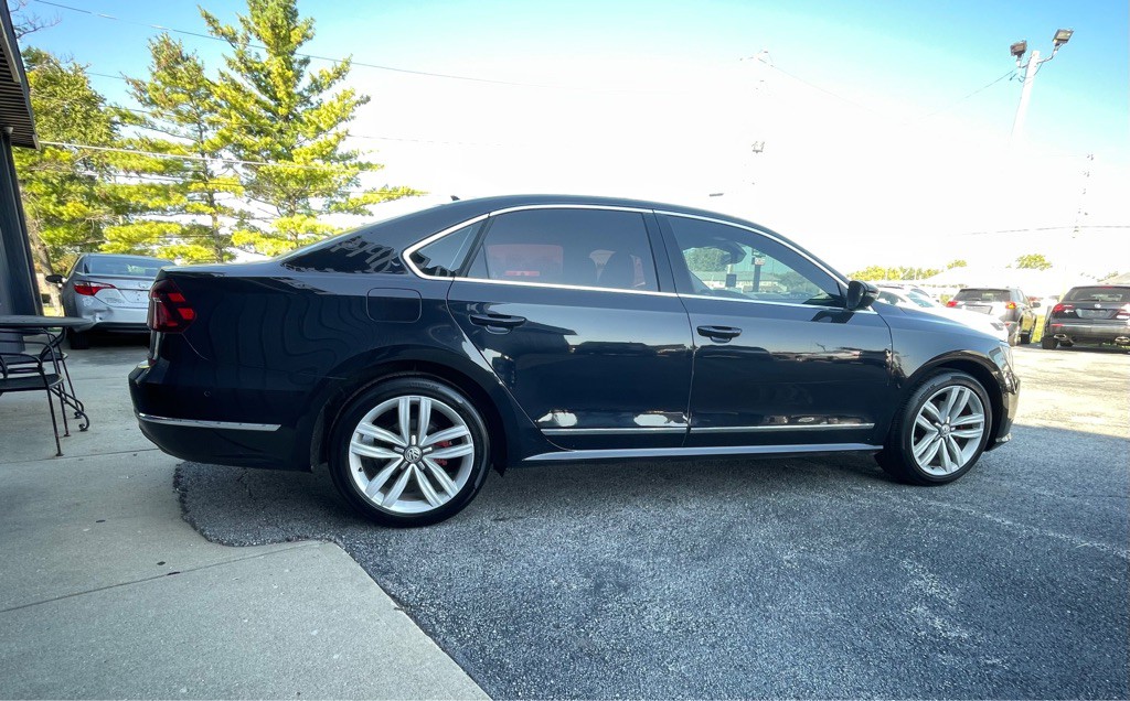 2017 Volkswagen Passat Image 2