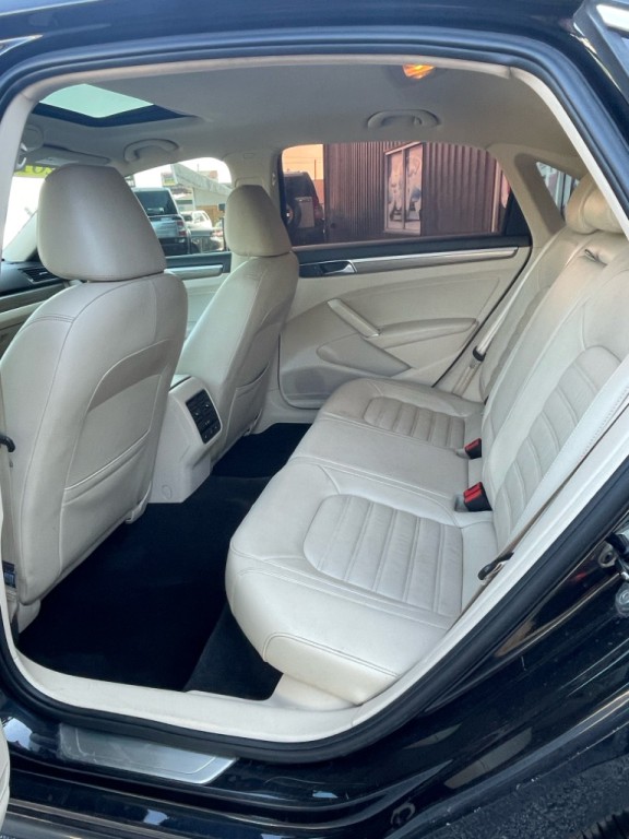 2017 Volkswagen Passat Image 9