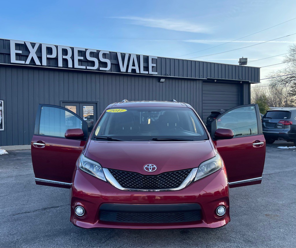 2017 Toyota Sienna Image 1