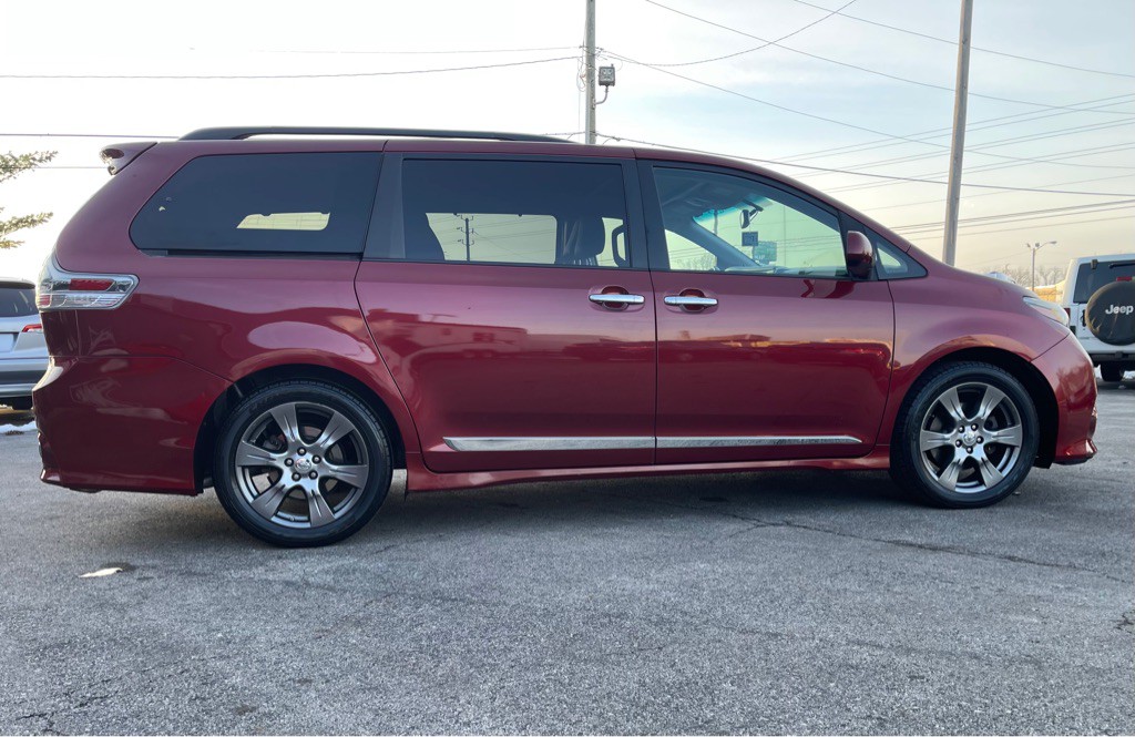 2017 Toyota Sienna Image 2