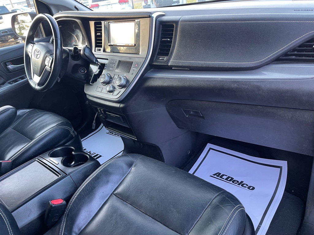 2017 Toyota Sienna Image 4