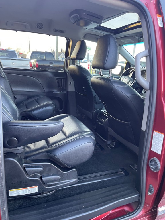 2017 Toyota Sienna Image 5
