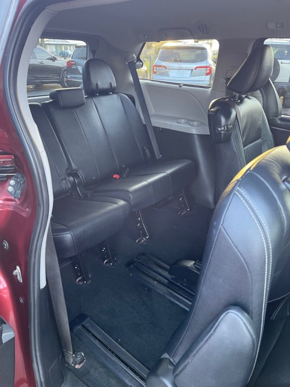 2017 Toyota Sienna Image 6