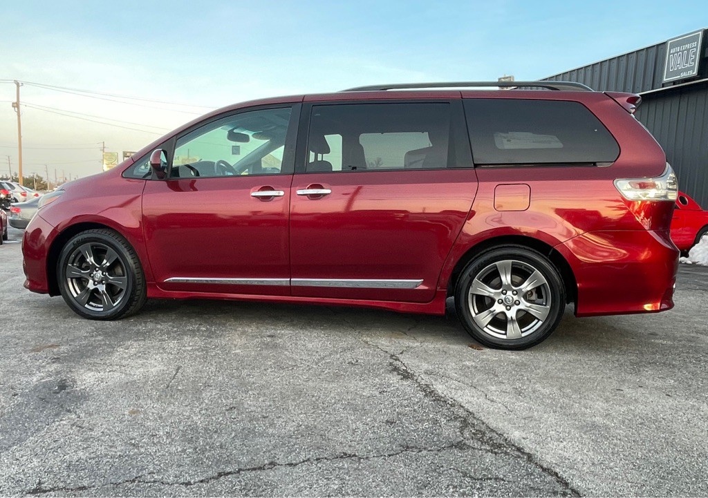 2017 Toyota Sienna Image 7