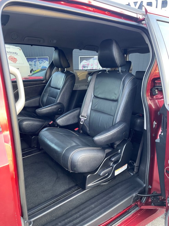 2017 Toyota Sienna Image 8