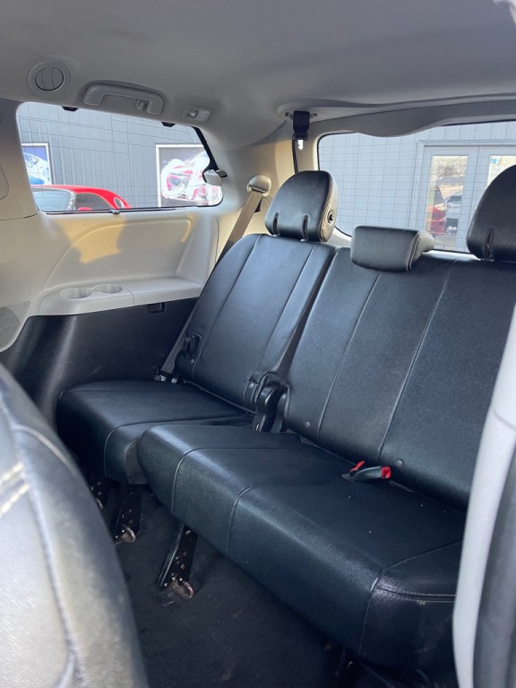 2017 Toyota Sienna Image 9