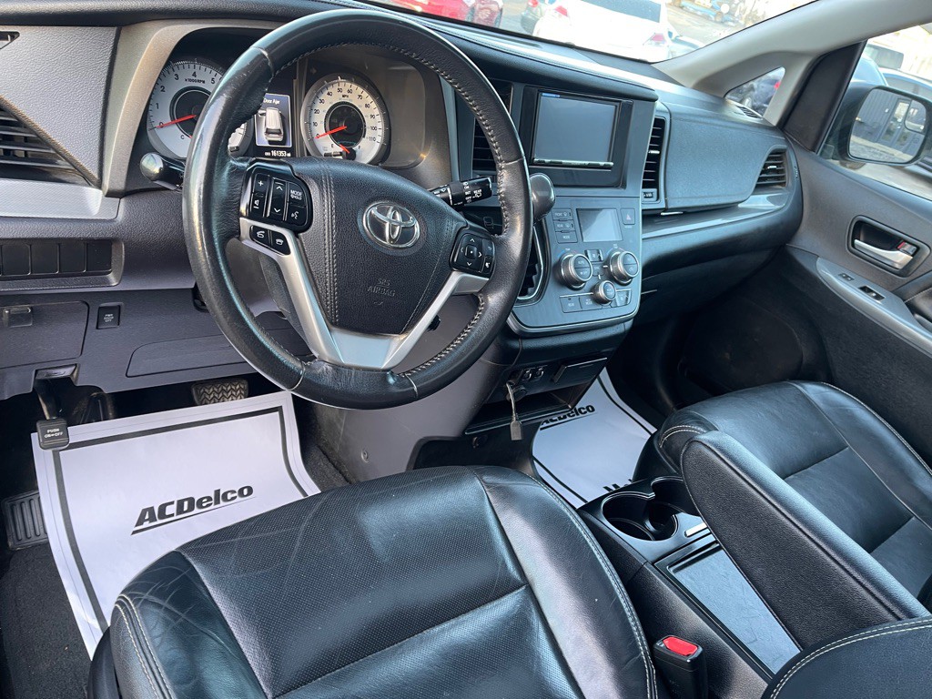 2017 Toyota Sienna Image 10