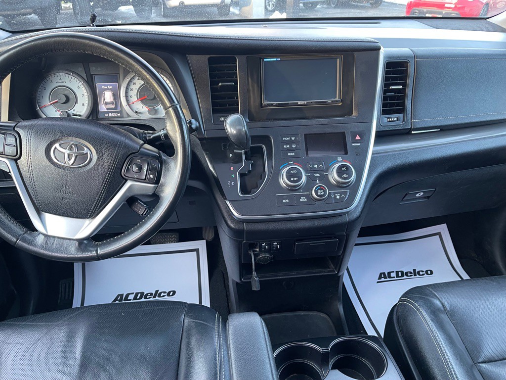 2017 Toyota Sienna Image 11