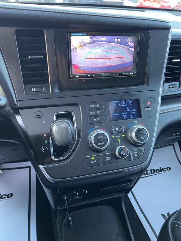 2017 Toyota Sienna Image 12