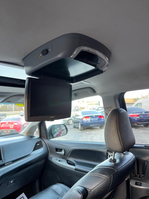 2017 Toyota Sienna Image 14