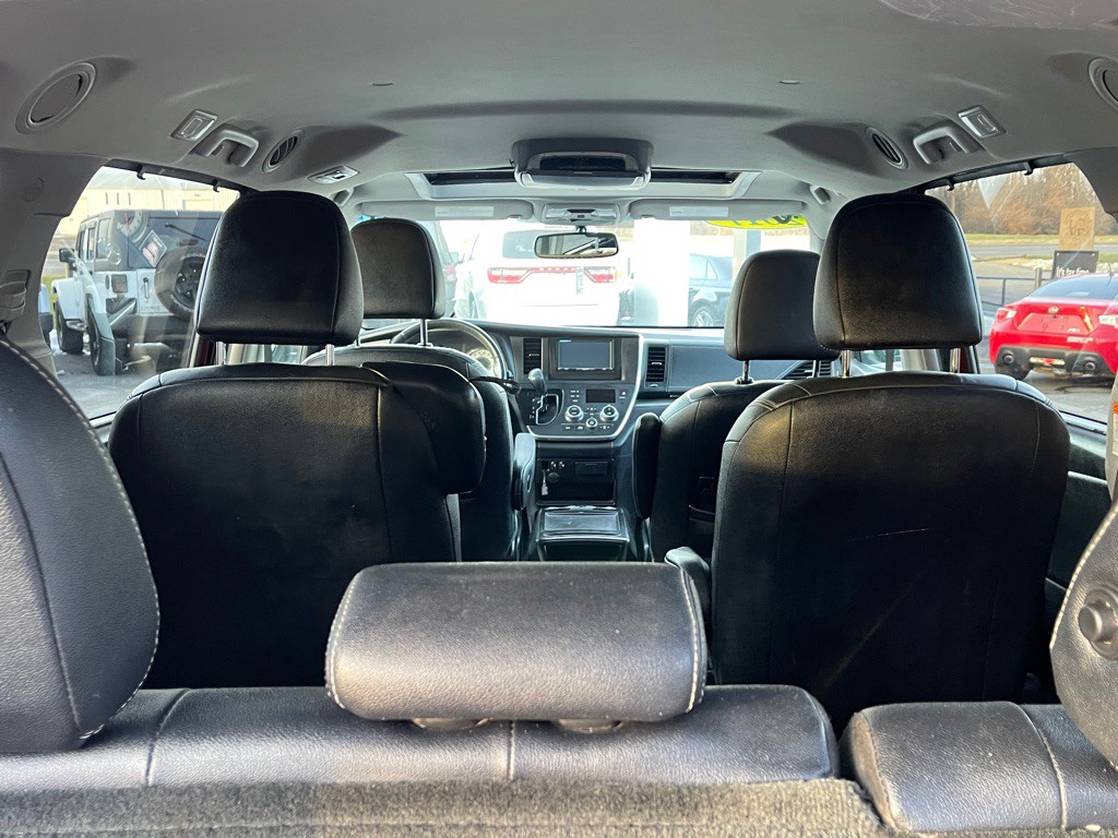 2017 Toyota Sienna Image 15