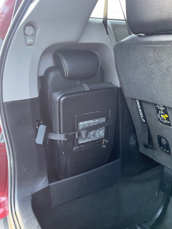 2017 Toyota Sienna Image 16