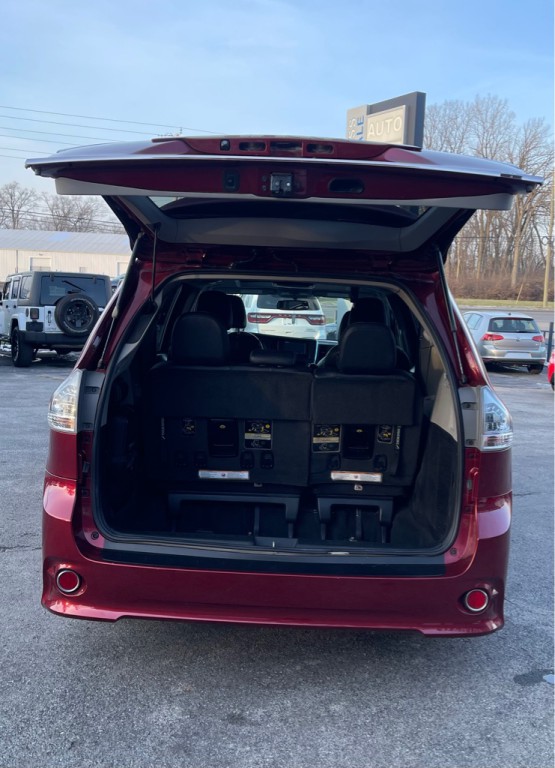2017 Toyota Sienna Image 17