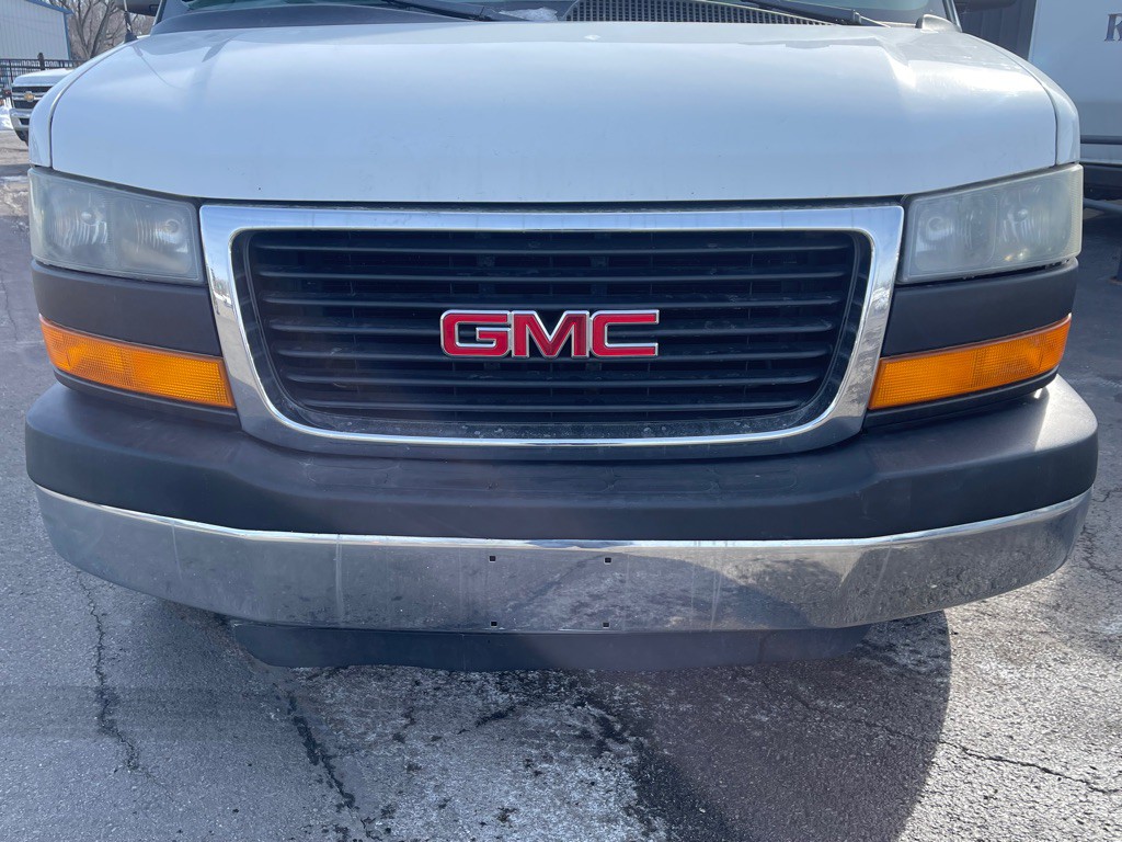 2014 GMC Savana Image 2