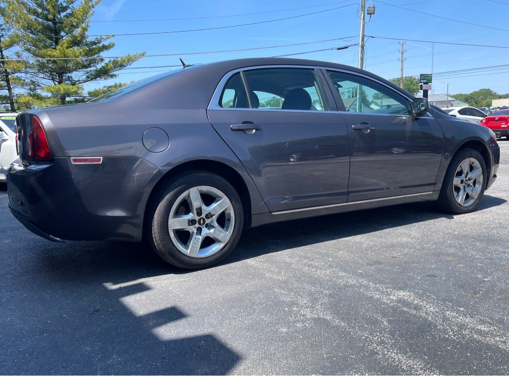 2010 Chevrolet Malibu Image 2