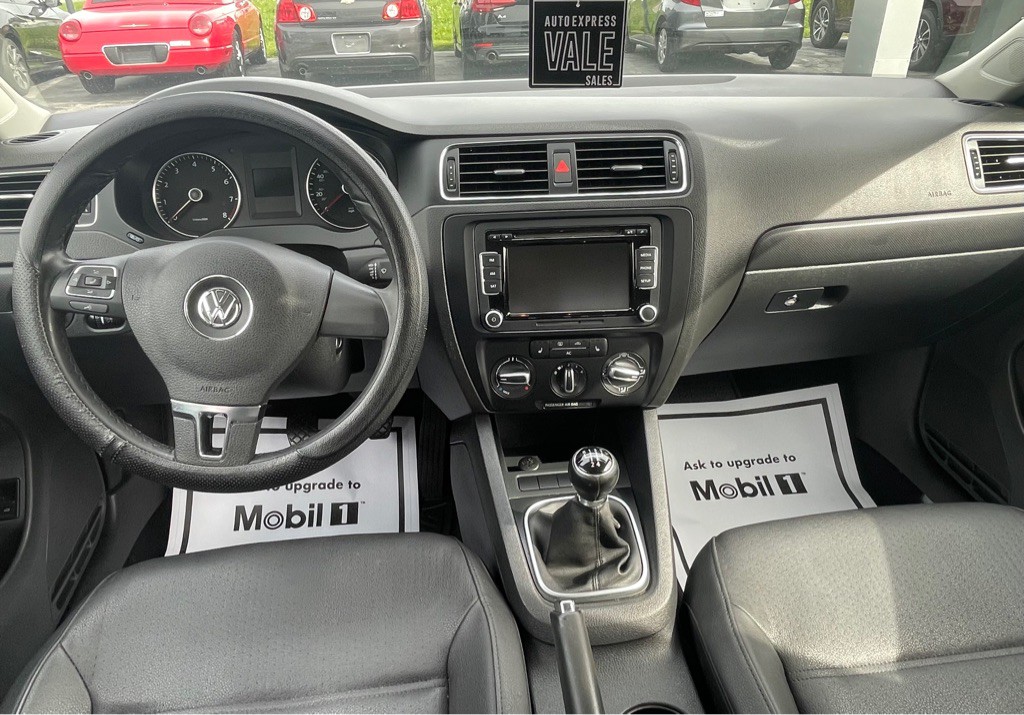 2012 Volkswagen Jetta Image 11
