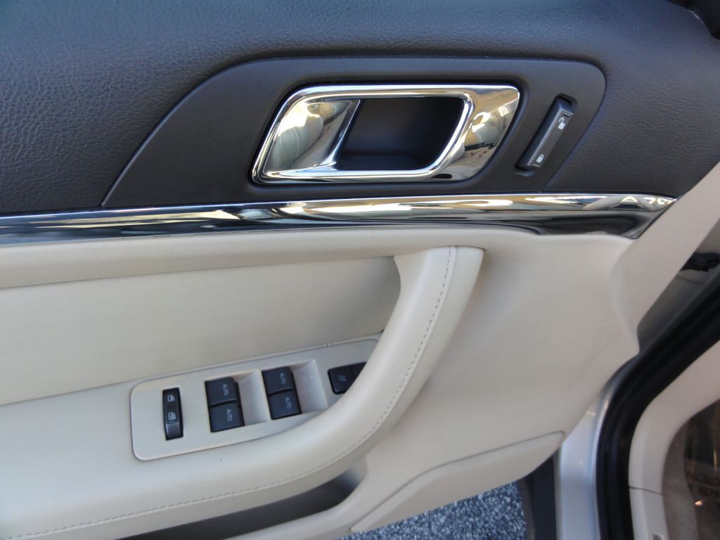 2010 Lincoln MKS Image 11