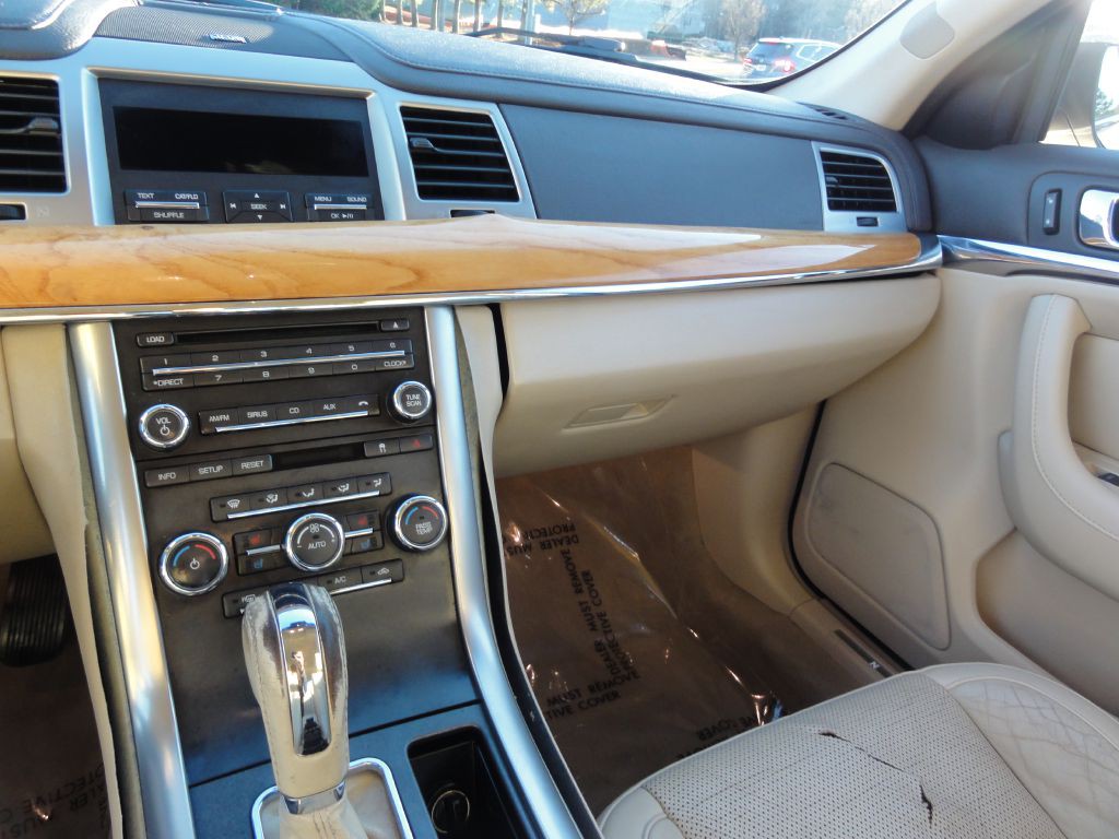 2010 Lincoln MKS Image 19