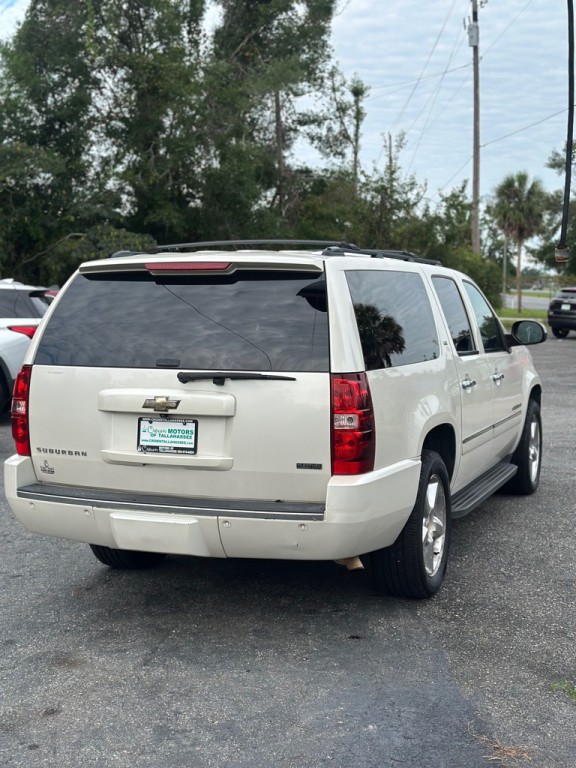 2011 Chevrolet Suburban Image 4